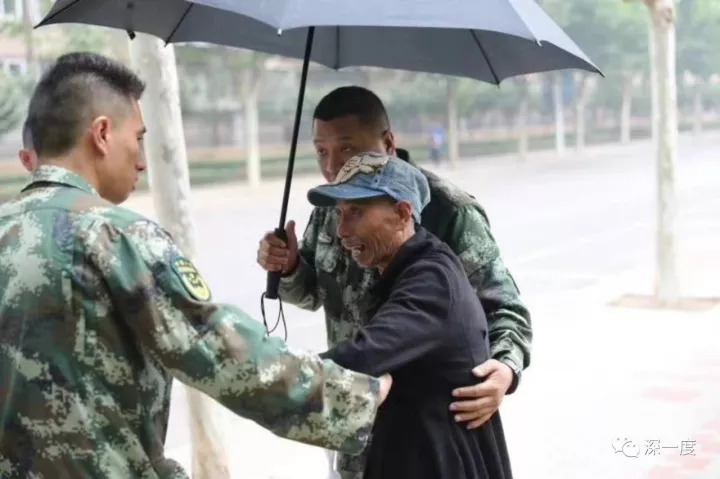 他站在儿子服役的消防队门前 已不认得眼前人是谁