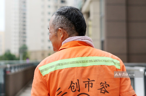 6旬环卫工自学38年街边弹吉他 网友:被耽误的乐手