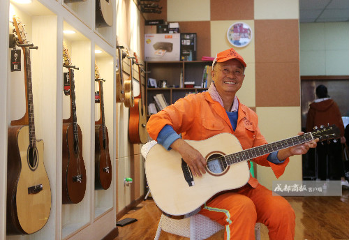 6旬环卫工自学38年街边弹吉他 网友:被耽误的乐手