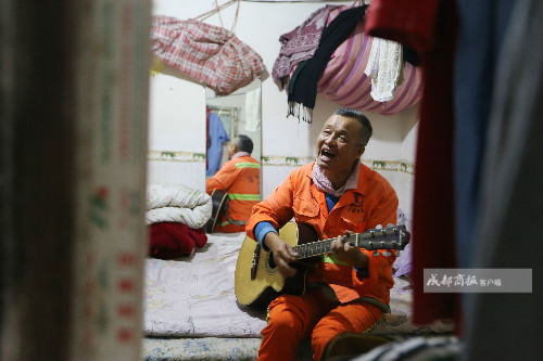 6旬环卫工自学38年街边弹吉他 网友:被耽误的乐手