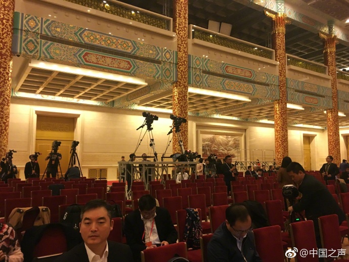 十九大首场新闻发布会准备就绪 记者开始入场