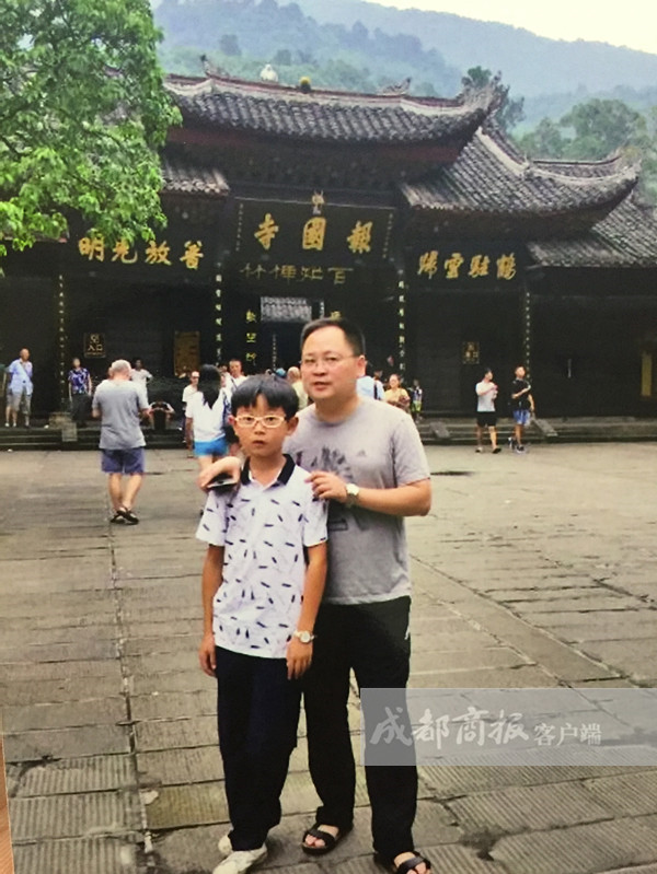 高中老师早出晚归难陪儿 父子俩靠上百张留言条交流