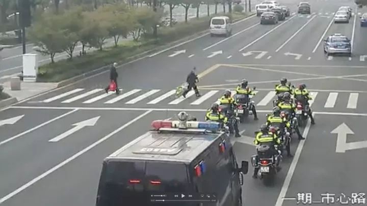 杭州街头十几辆特警车集体做了一个动作被点赞