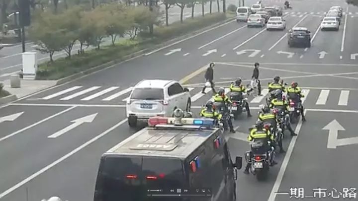杭州街头十几辆特警车集体做了一个动作被点赞