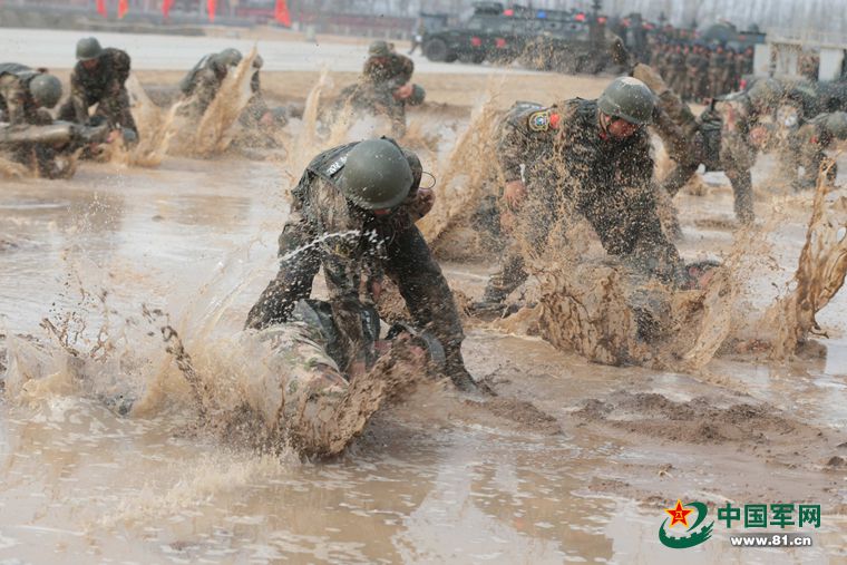 与暴恐分子较量 雪豹突击队队员:不怕疼 不要命