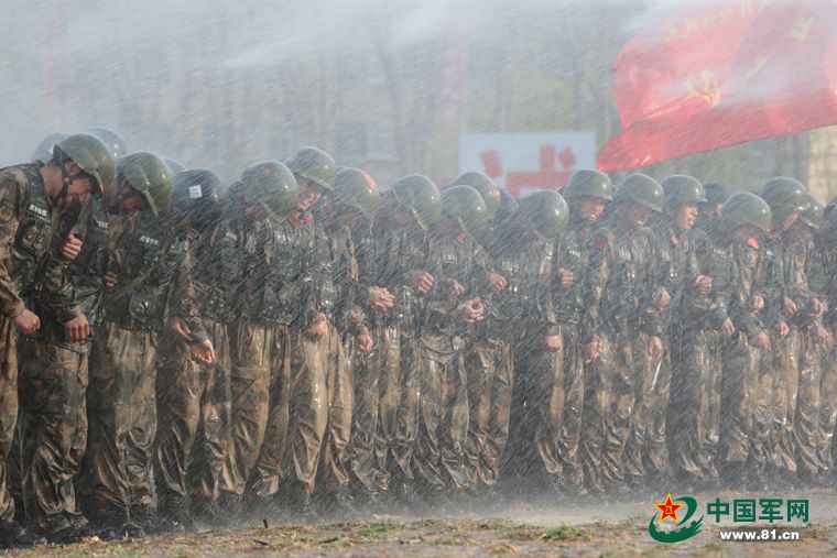 与暴恐分子较量 雪豹突击队队员:不怕疼 不要命