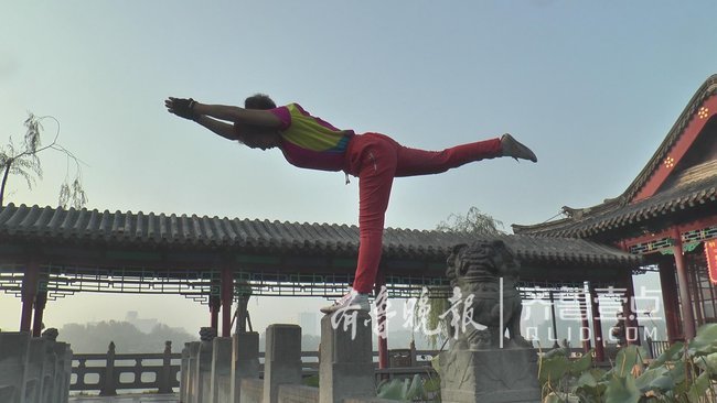 这个济南大妈真五十多岁？巴掌大石柱上练就站桩绝活
