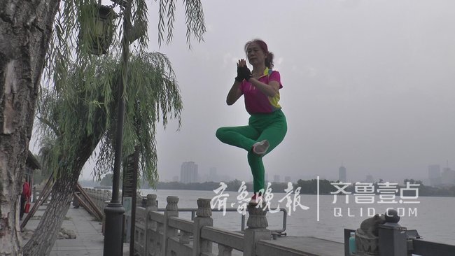 这个济南大妈真五十多岁？巴掌大石柱上练就站桩绝活