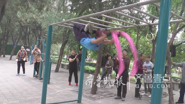 这个济南大妈真五十多岁？巴掌大石柱上练就站桩绝活