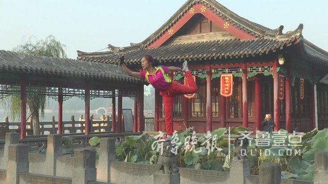 这个济南大妈真五十多岁？巴掌大石柱上练就站桩绝活
