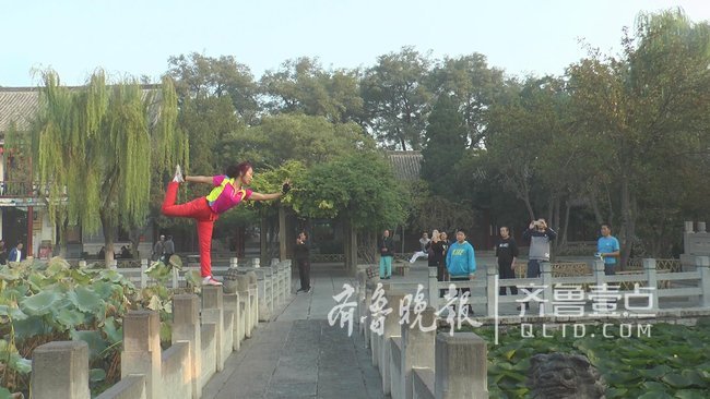 这个济南大妈真五十多岁？巴掌大石柱上练就站桩绝活