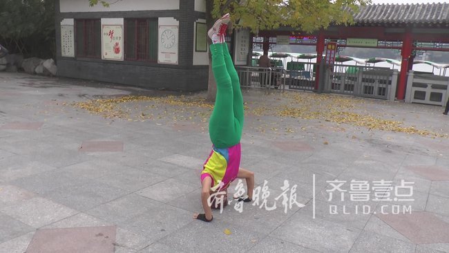 这个济南大妈真五十多岁？巴掌大石柱上练就站桩绝活