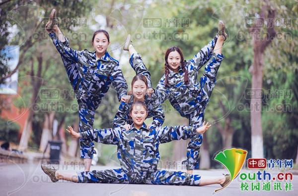 40名新生军训秀一字马走红 网友:裤子质量不错