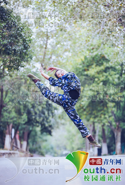 40名新生军训秀一字马走红 网友:裤子质量不错