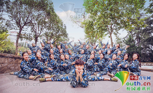 40名新生军训秀一字马走红 网友:裤子质量不错