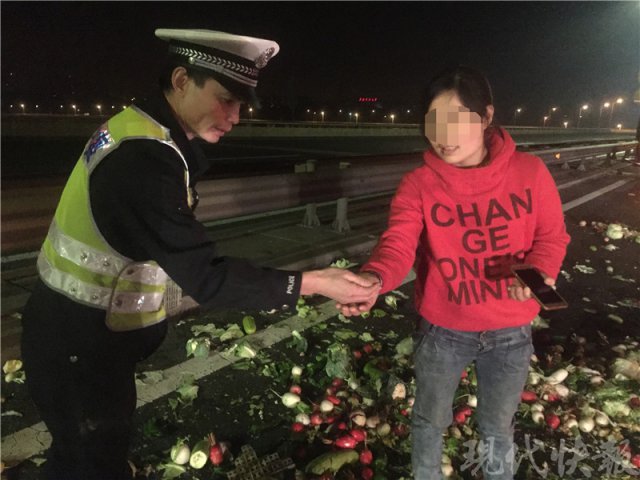 货车追尾散落1000多元硬币 警察增援找回900多元