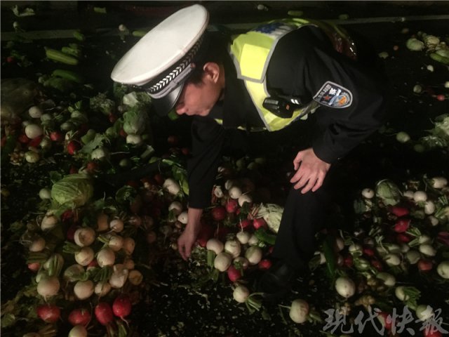 货车追尾散落1000多元硬币 警察增援找回900多元