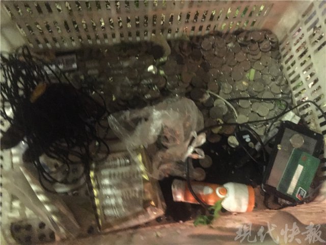 货车追尾散落1000多元硬币 警察增援找回900多元