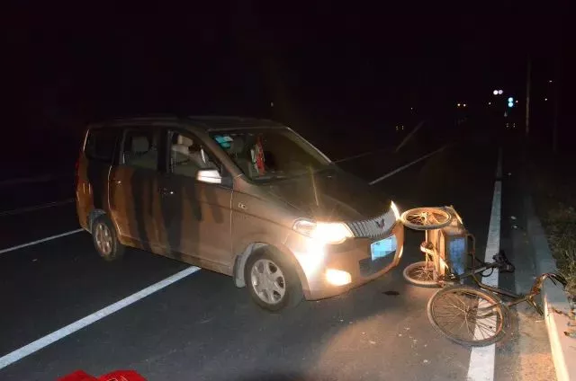 男子骑电动车撞了人 回家换辆汽车再回现场撞一遍