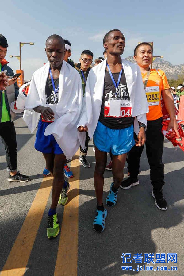 还有这种操作！非洲兄弟穿凉鞋参加嵩山马拉松夺冠