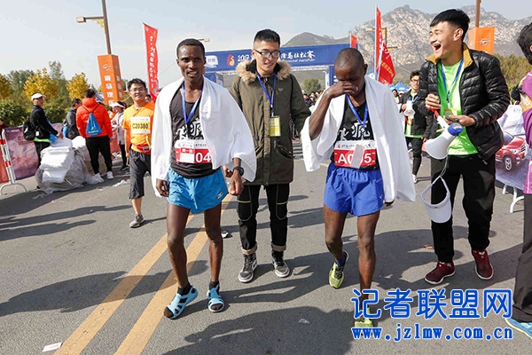 还有这种操作！非洲兄弟穿凉鞋参加嵩山马拉松夺冠