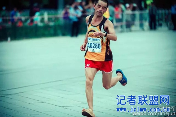 还有这种操作！非洲兄弟穿凉鞋参加嵩山马拉松夺冠