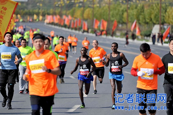 还有这种操作！非洲兄弟穿凉鞋参加嵩山马拉松夺冠