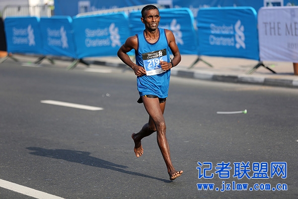 还有这种操作！非洲兄弟穿凉鞋参加嵩山马拉松夺冠