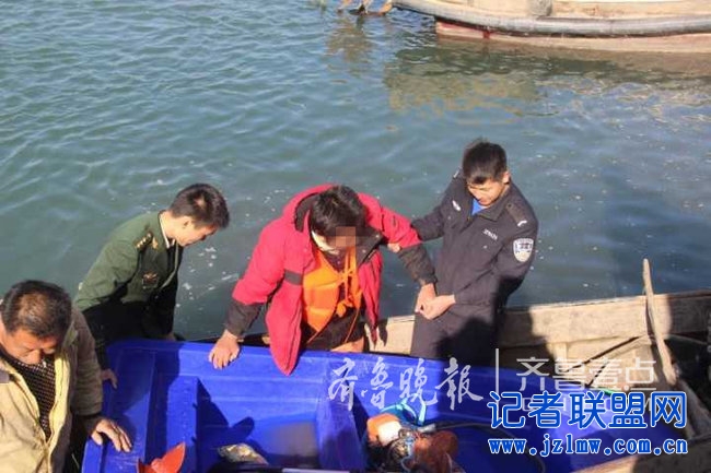 烟台：外地男子太大胆！大风天敢乘自制塑料船出海