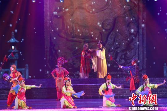 襄阳是京剧“西皮腔”兴发之地，襄阳花鼓戏、湖北越调等深受群众喜爱 王有哲 摄