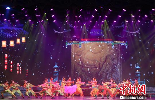 拔河，古称牵钩，古楚时襄阳人发明这种训练水军方法，后广为流传 王有哲 摄