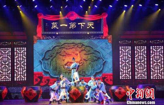 《腊八开缸》描绘出腊八节襄阳“大头菜”开缸仪式里喜庆丰收的场面 王有哲 摄