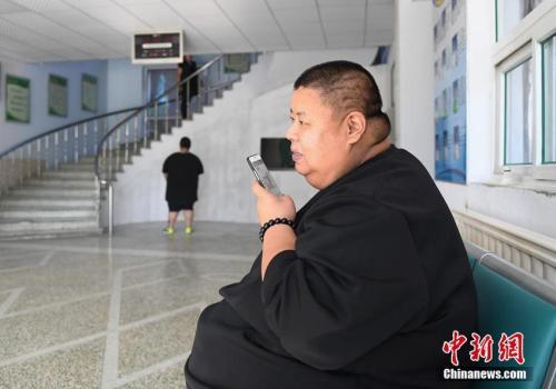 资料图：过劳肥现象困扰着广大上班族。张瑶 摄