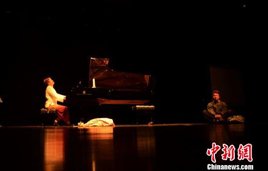 西方音乐家另类演绎古典音乐视听结合传递弹奏乐趣