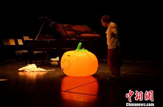 英国音乐家杰弗里·巴蒂斯特在现场搬来“南瓜”,演绎童话故事《灰姑娘》。 郝学娟 摄