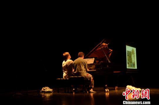 比利时音乐家安德里·霍鄂和英国音乐家杰弗里·巴蒂斯特四手联弹,共同演奏乐曲。 郝学娟 摄