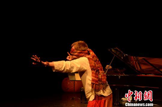 英国音乐家杰弗里·巴蒂斯特被蒙住眼睛,演绎童话故事。 郝学娟 摄