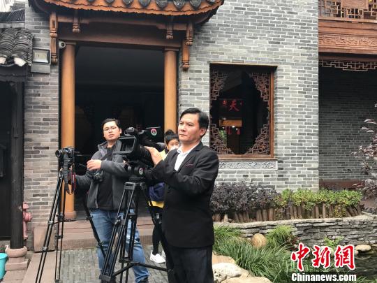 外媒记者在湘西凤凰熊希龄故居拍摄。　刘着之 摄