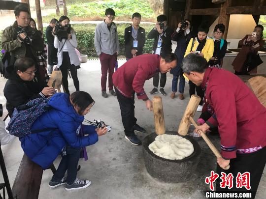 采访团一行体验湖南民俗打糍粑。　刘着之 摄
