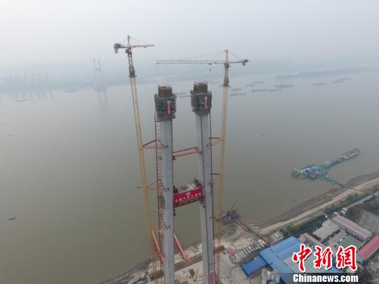 世界最大跨度双层悬索桥建成首个主塔