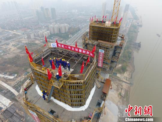 图为，成功封顶的武汉杨泗港长江大桥北岸主塔 张卫东 摄