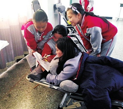 女教师尾椎损伤趴折叠床上辅导学生 网友:暖哭了