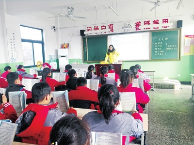 女教师尾椎损伤趴折叠床上辅导学生 网友:暖哭了