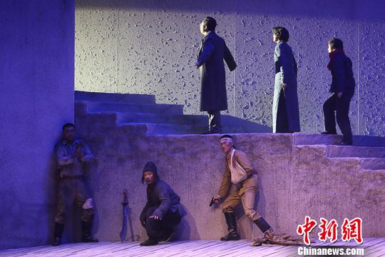 1937年冬,六朝古都南京遭受侵华日军战火洗劫,七个逃生者在女教师程素华家里的地窖中不期而遇。 泱波 摄