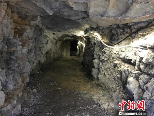 峰岩村党员群众打通了一条长80多米的隧洞直达水源,饮水出洞 郭晓莹 摄