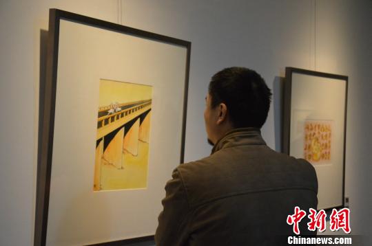 正在欣赏漫画作品的民众 吴平 摄