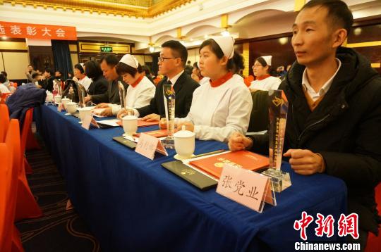 图为获得第二届河南省最美执业药师荣誉称号的部分代表。 韩章云 摄