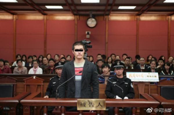 男子持刀致2死1伤7年后落网 怪笑称我有精神病