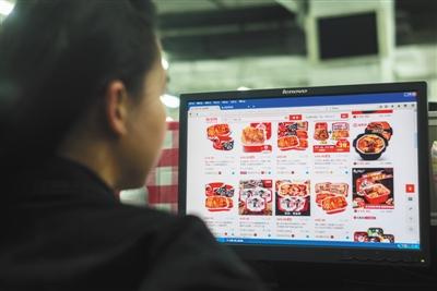 方便火锅市场目前有数百家品牌,线上为主要销售渠道。新京报记者 王子诚 摄