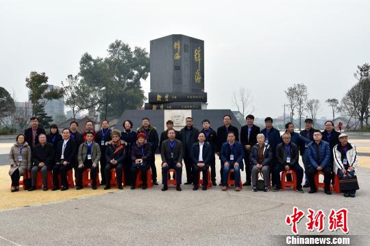 与会专家学者在新竣工的辞海广场上合影留念。 卢文伟 摄